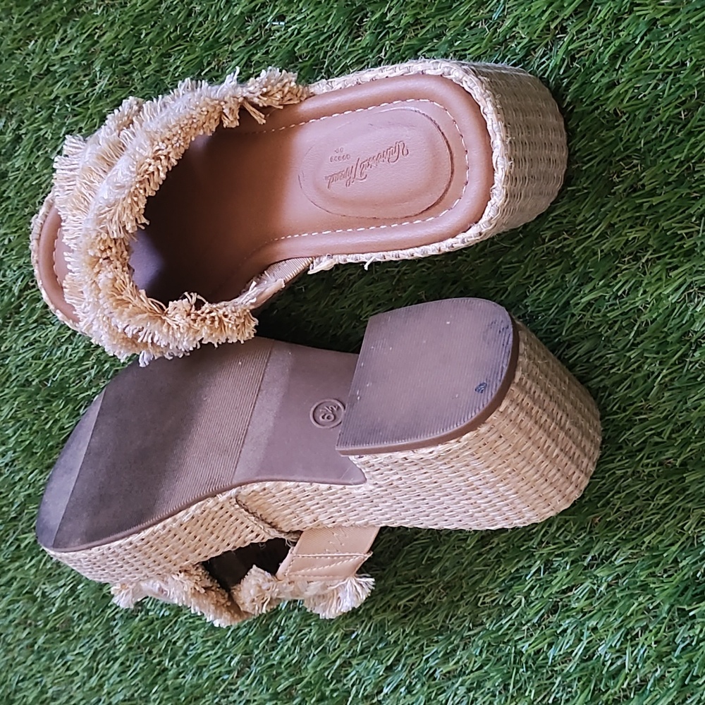 Universal Thread Sandals - Picture 4 of 4